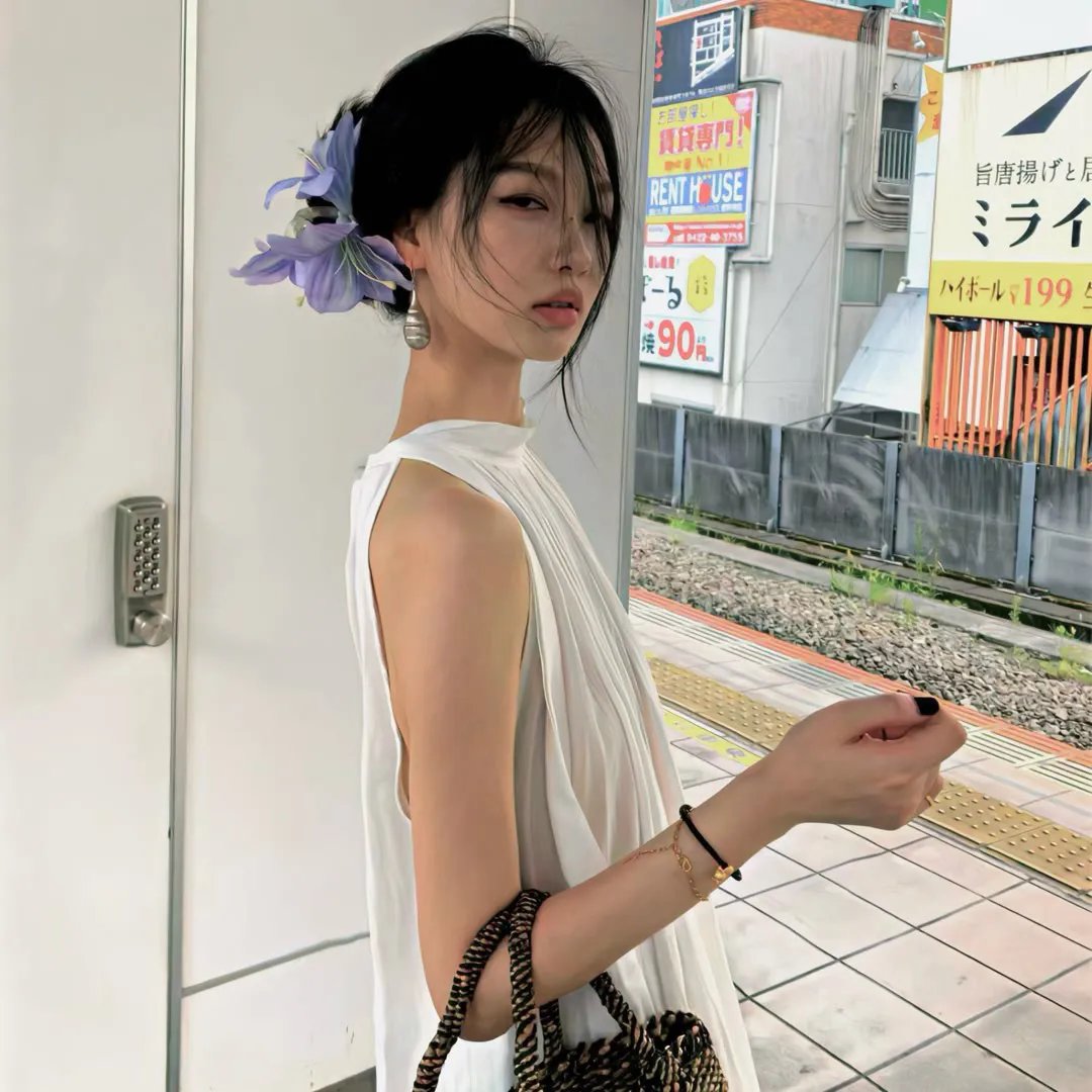 戴金色面具的男子